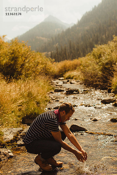 Mann wäscht Hände im Bach  Mineral King  Sequoia National Park  Kalifornien  USA