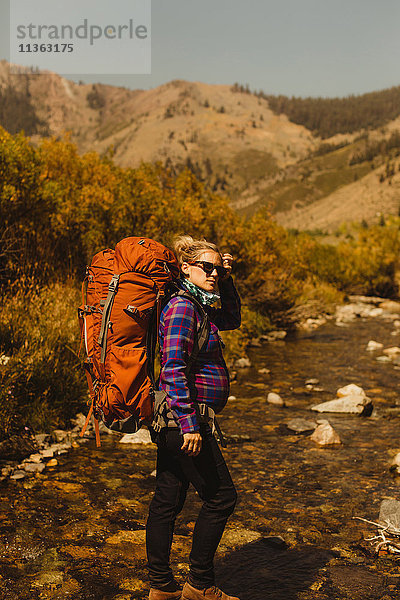 Porträt einer schwangeren Frau mit Rucksack  Mineral King  Sequoia National Park  Kalifornien  USA