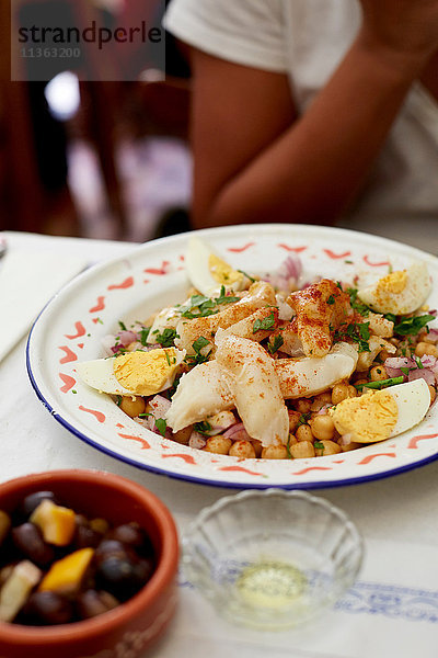 Portugiesischer Salada de bacalhau e grão-de-bico  (Gesalzener Kabeljau mit Kichererbsen und Ei)