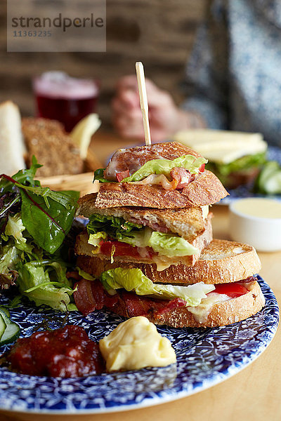 Sandwich auf Teller mit Salat  Nahaufnahme