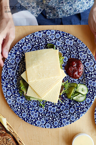 Käse  Salat und Dressing auf Teller  Draufsicht