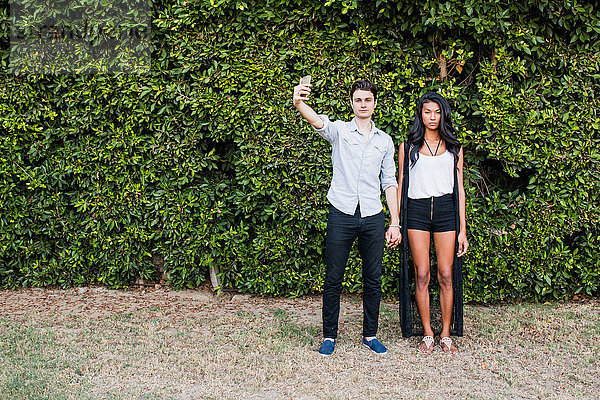 Junges Paar im Freien  Selbsthilfe  Smartphone