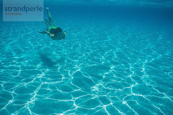 Unterwasseraufnahme einer im Meer schwimmenden Frau