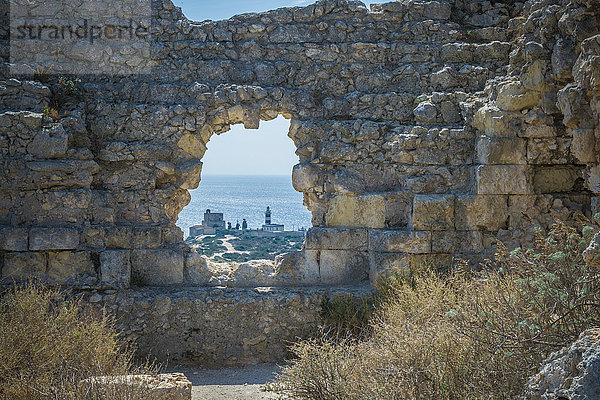 Ansicht des Leuchtturms durch ein Loch in der Steinmauer  Cagliari  Masua  Sardinien  Italien