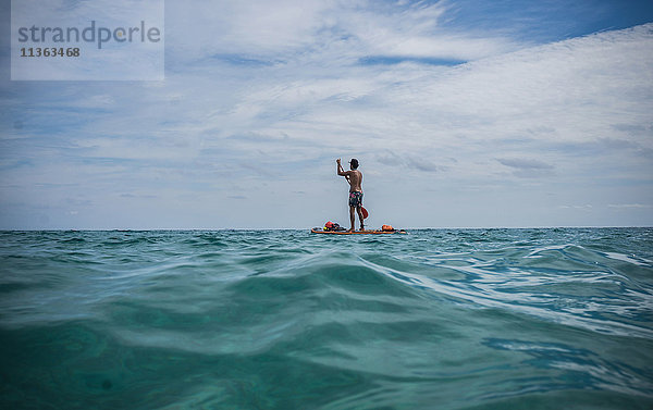 Frauenpaddelbootfahren  Olbia  Sardinien  Italien