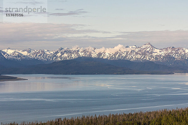 Schneebedeckte Berge über Wasser  Homer  Kachemak Bay  Alaska  USA
