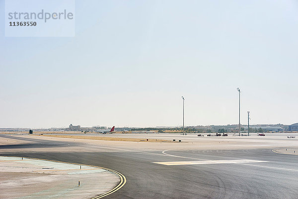 Flugzeuge in der Ferne auf der Startbahn  Flughafen Barajas  Madrid  Spanien
