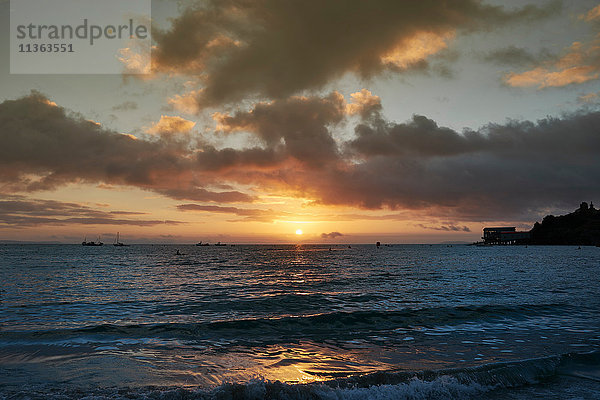 Silhouette von Booten auf See bei Sonnenaufgang  Tenby  Pembrokeshire  Wales