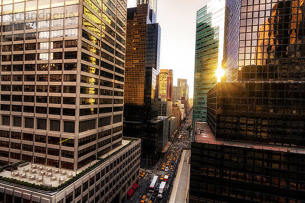 Erhöhte Ansicht von Wolkenkratzern mit Glasfront  New York  USA