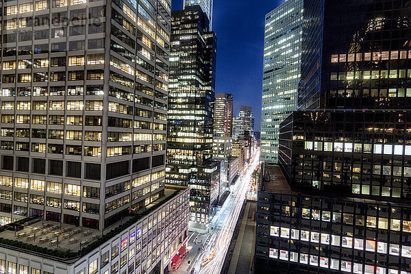 Erhöhte Ansicht von nachts beleuchteten Wolkenkratzern mit Glasfront  New York  USA