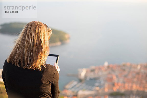 Rückansicht einer Frau mit digitalem Tablett  Dubrovnik  Kroatien