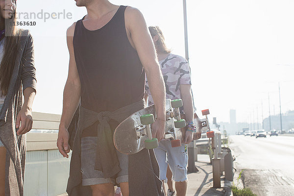 Skateboarder  die auf der Straße gehen  Budapest  Ungarn