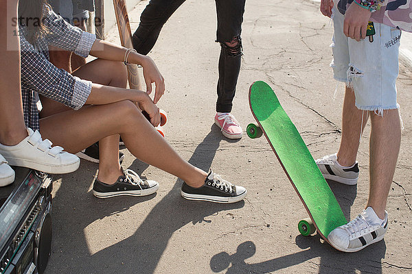 Stehende und sprechende Skateboarder  Budapest  Ungarn