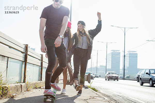 Skateboarder gehen und skateboarden gemeinsam auf der Strasse  Budapest  Ungarn