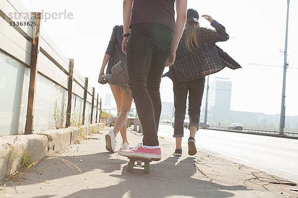 Skateboarder gehen und skateboarden gemeinsam auf der Strasse  Budapest  Ungarn