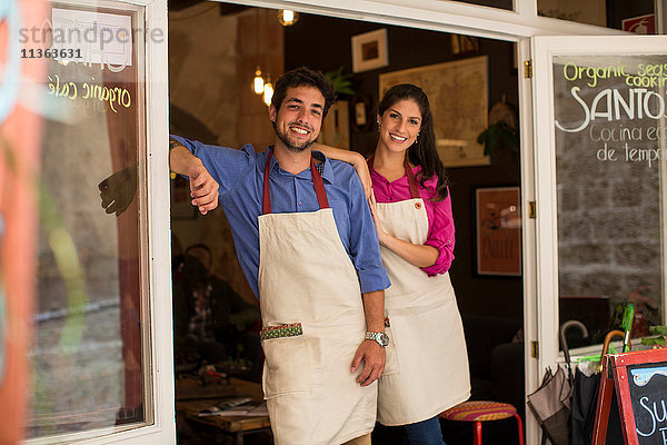Restaurantbesitzer stehen am Eingang eines Cafés  Palma de Mallorca  Spanien