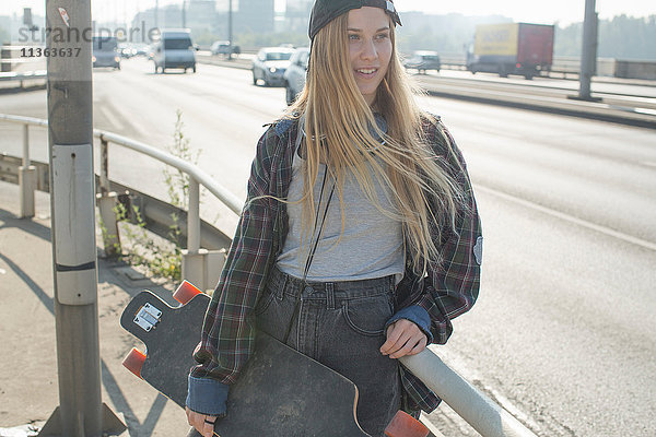 Skateboardfahrer auf der Straße stehend  Budapest  Ungarn