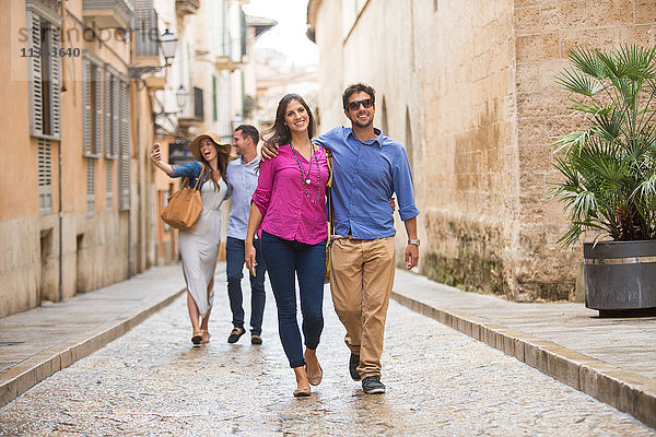 Auf der Straße gehende Paare  Palma de Mallorca  Spanien