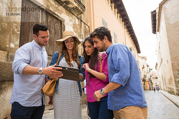 Paare mit digitalem Tablett auf der Straße  Palma de Mallorca  Spanien