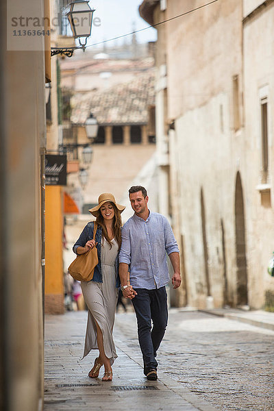 Paar zu Fuß auf der Straße  Palma de Mallorca  Spanien