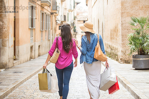 Frauen mit Einkaufstaschen auf der Straße  Palma de Mallorca  Spanien