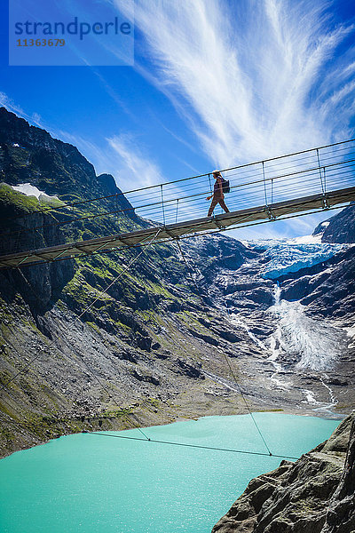 Tourist über die Triftbrücke  Schweiz