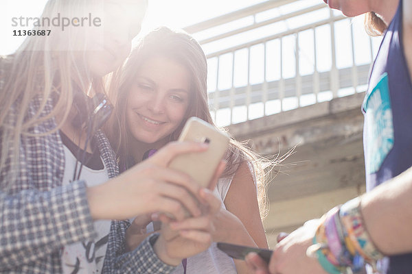 Soziale Vernetzung von Freunden auf Smartphones