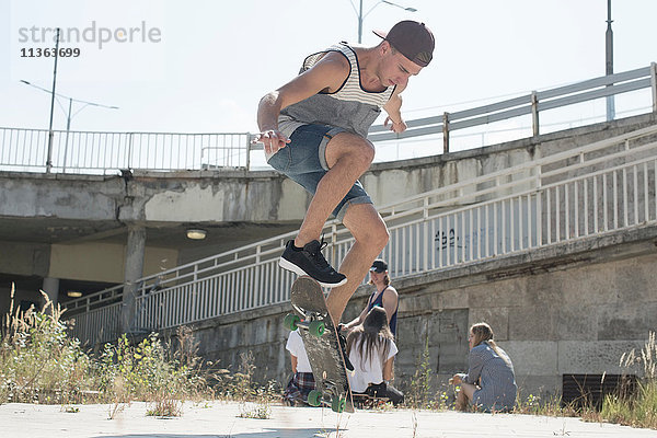Skateboardfahrer macht Skateboardtricks  Budapest  Ungarn