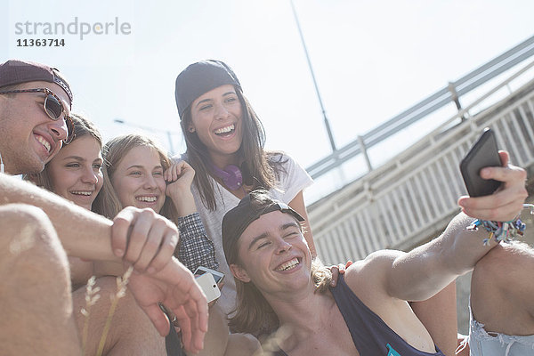 Freunde nehmen sich selbst mit Smartphone