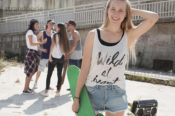 Skateboarder im Tank-Top mit wildem Herzen Slogan  Freunde im Hintergrund