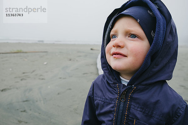 Junge steht am Strand  Long Beach  Vancouver Island  Britisch-Kolumbien  Kanada