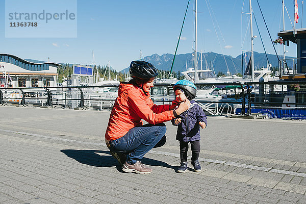 Mutter setzt dem Sohn einen Schutzhelm auf  Britisch-Kolumbien  Kanada