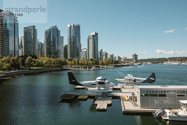 Wasserflugzeug und Skyline  Vancouver  Britisch-Kolumbien  Kanada