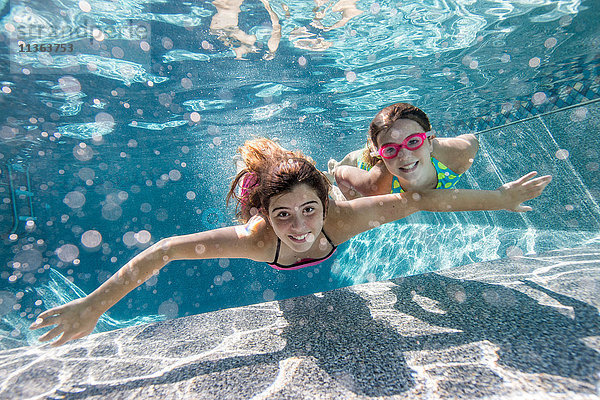 Mädchen schwimmen im Pool