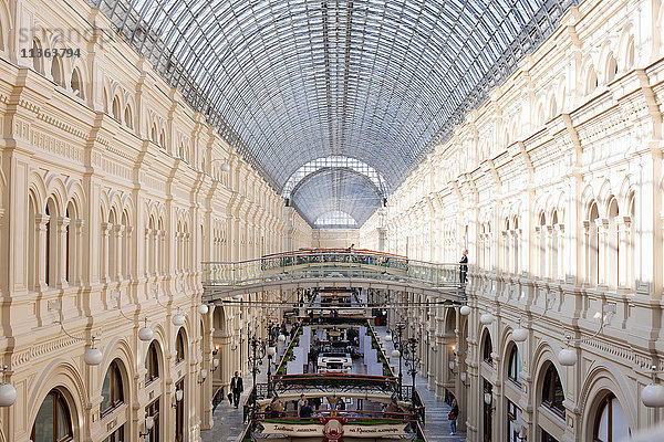 Einkaufszentrum mit Glasdecke  Moskau  Russland