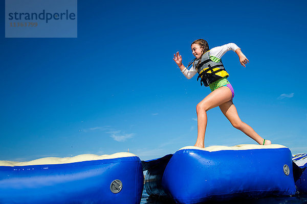 Mädchen läuft über aufblasbare Plattformen  Seaside Heights  New Jersey  USA