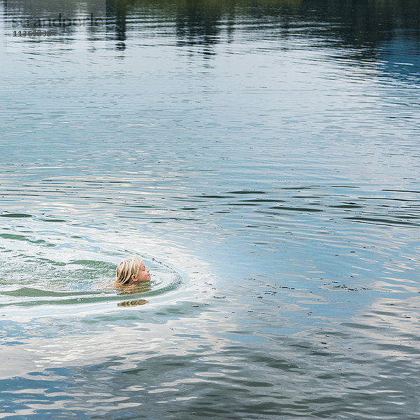 Junge schwimmt im See