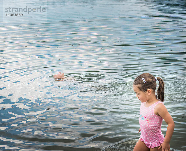 Bruder und Schwester am See