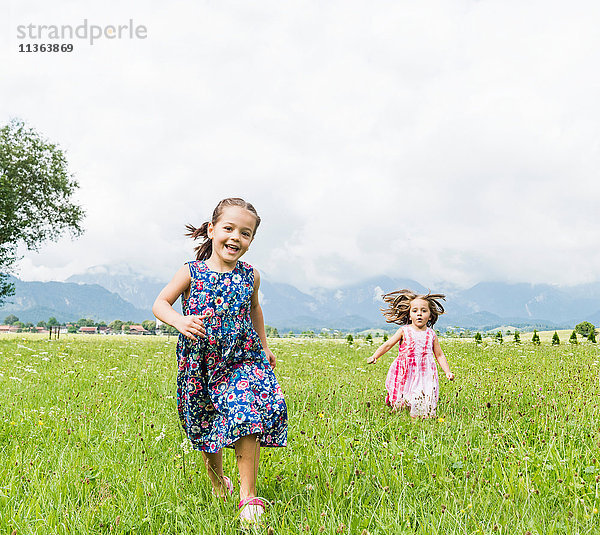 Mädchen laufen im Feld  Füssen  Bayern  Deutschland