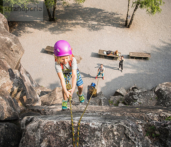 Junge mit Kletterhelm Felsklettern