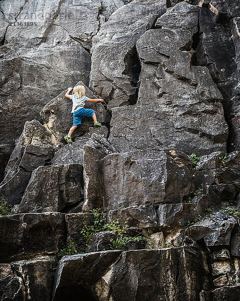 Rückansicht der Kletterwand eines Jungen