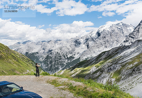 Rückansicht der Fotografin  Passo di Stelvio  Stilfserjoch  Italien