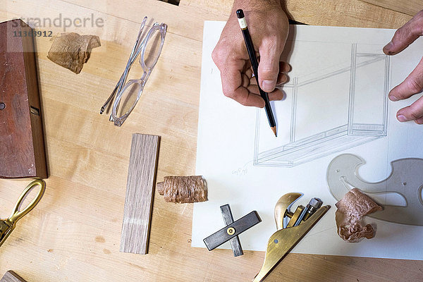 Zimmermann in seiner Werkstatt  Nahaufnahme einer Handzeichnung