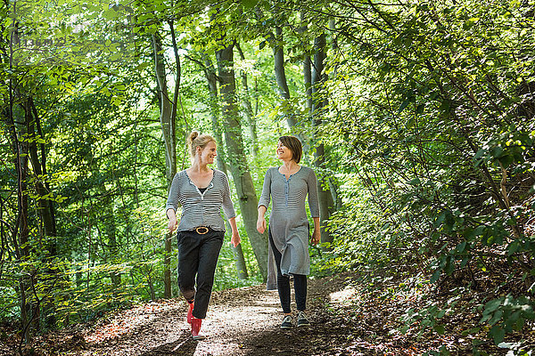 Frauen gehen gemeinsam im Wald