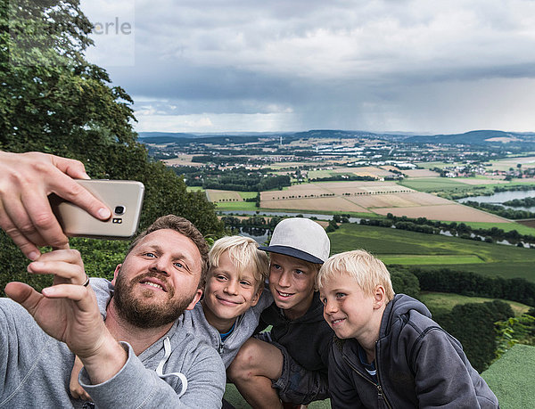 Vater und Söhne nehmen Selbstsucht