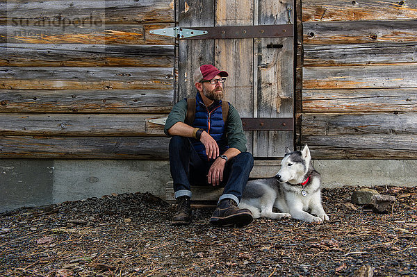Mann mit Hund in Holzhütte  Walton Lake  Oregon  USA