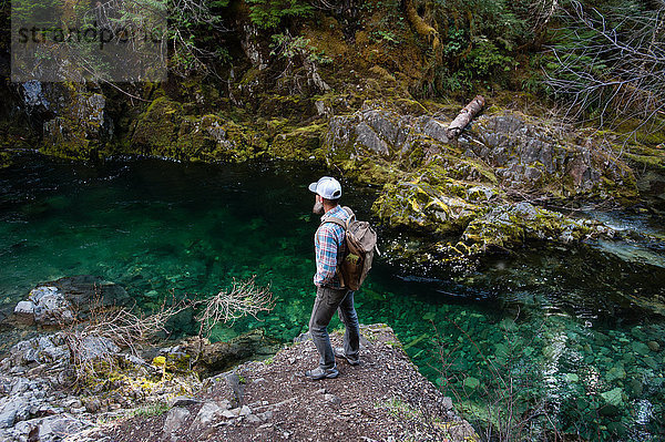 Mann  der auf einem Felsen steht und auf den Fluss schaut  Opal Creek  Oregon  USA