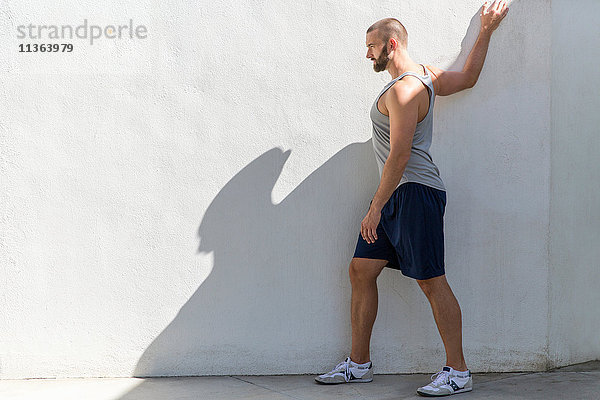 Männertraining für mittlere Erwachsene auf der Terrasse