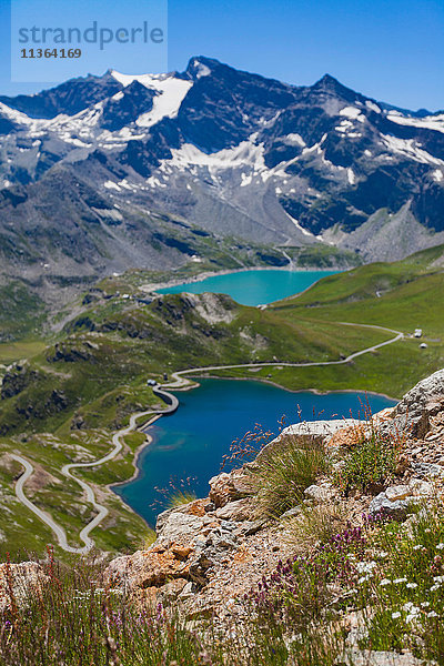 Panoramablick auf Alpen und See  Colle del Nivolet  Piemont  Italien