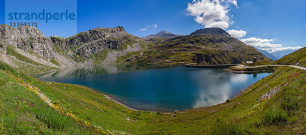 Panoramablick auf Alpen und See  Colle del Nivolet  Piemont  Italien